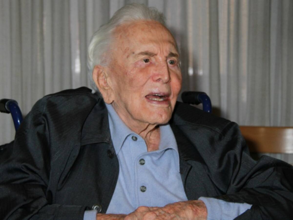 Kirk Douglas sigue 'entrenándose' a sus 101 años