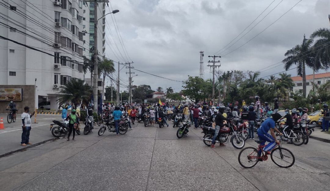Un grupo de manifestantes en su mayoría motorizados, generó temor entre los transeúntes y propietarios de negocios sobre la Avenida San Martín