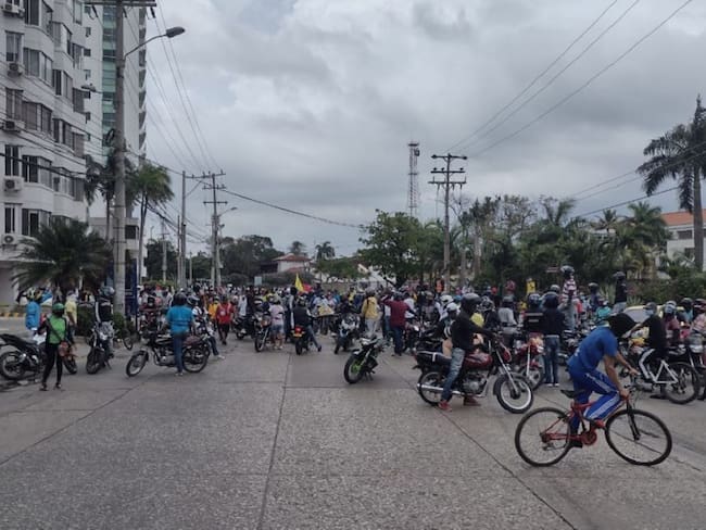 Un grupo de manifestantes en su mayoría motorizados, generó temor entre los transeúntes y propietarios de negocios sobre la Avenida San Martín