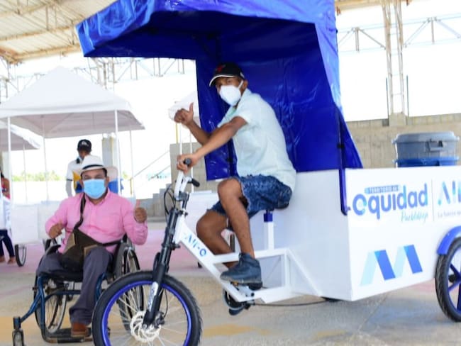 Vendedores ambulantes de Puebloviejo reciben bicicarros para sus labores