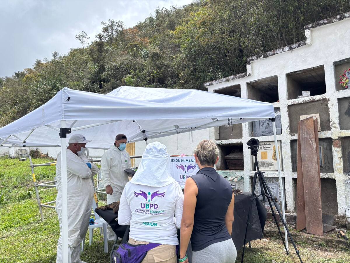 Hallan cuerpos de víctimas del conflicto en un cementerio en Suratá
