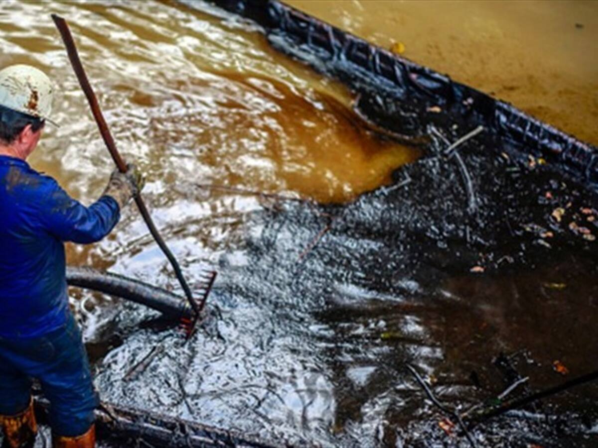 Ecopetrol insiste que afloramiento de crudo en Barrancabermeja está controlado