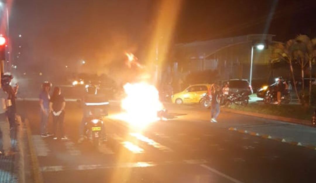 Incineran una moto en Ibagué 