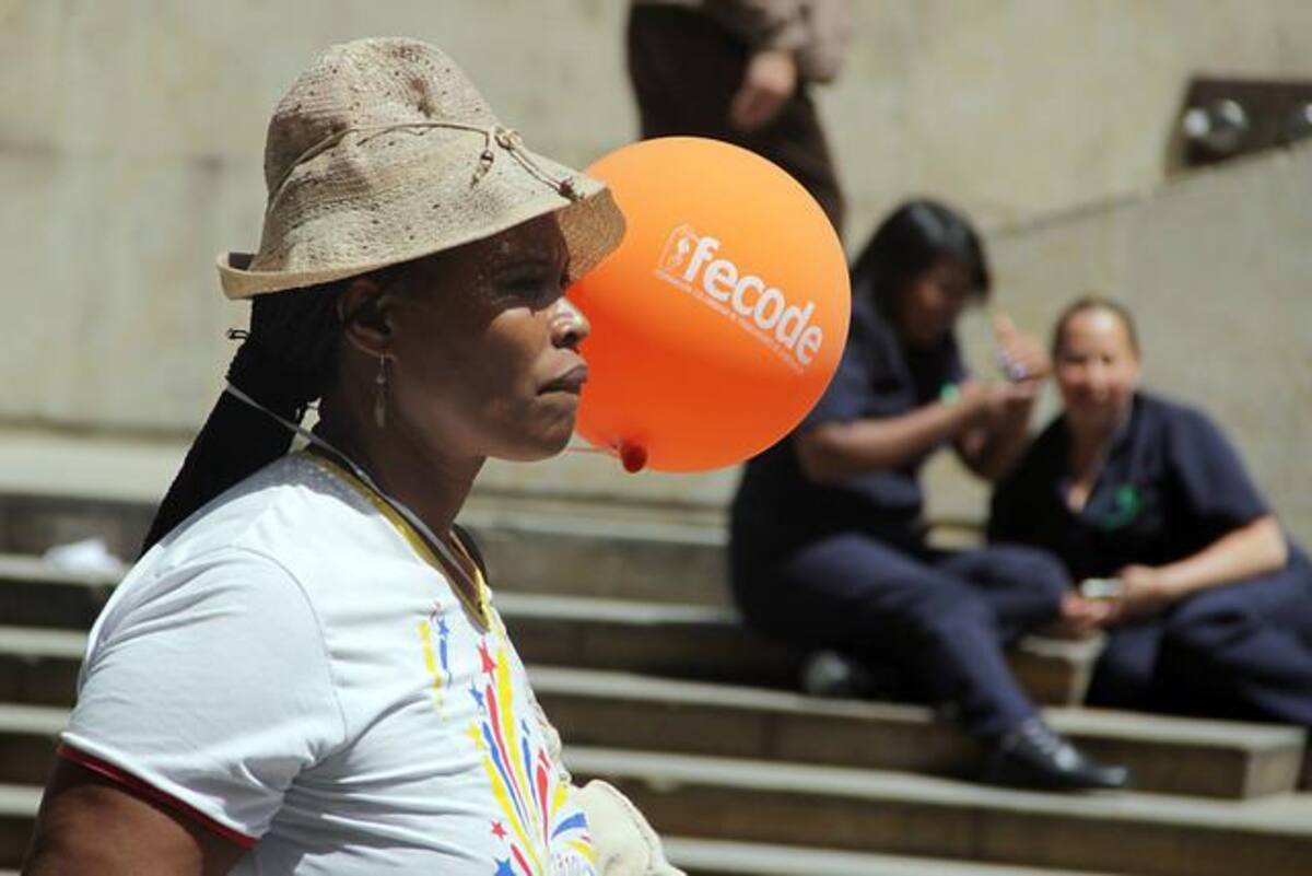 Los docentes arribaron a la Plaza de Bolivar de Bogotá tras radicar pliego de peticiones en el Ministerio de Educación.