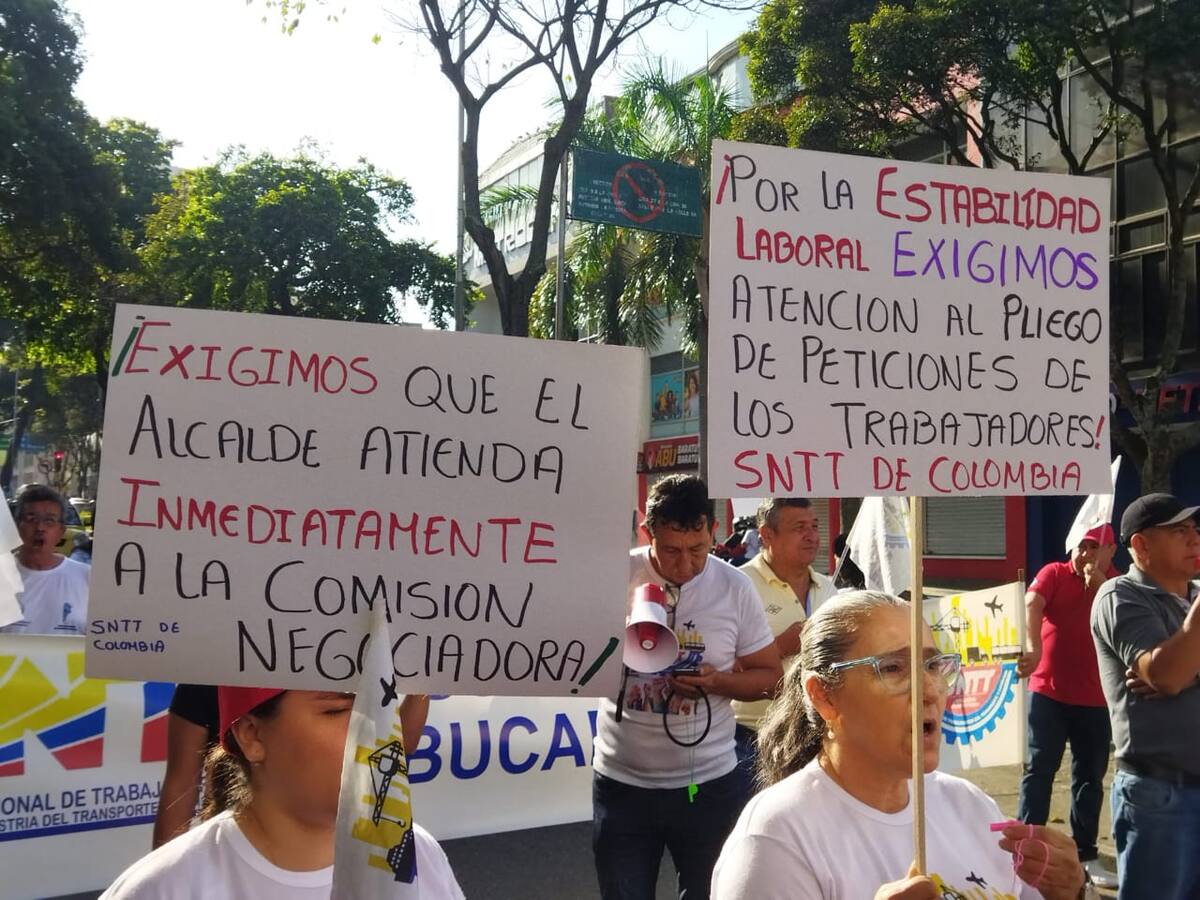 Trabajadores de Metrolínea protestan en el centro de Bucaramanga