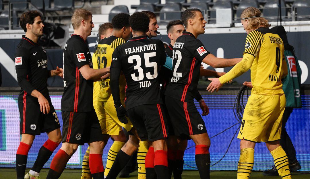 Haaland discute con Santos Borré, tras un choque que tuvieron ambos delanteros.