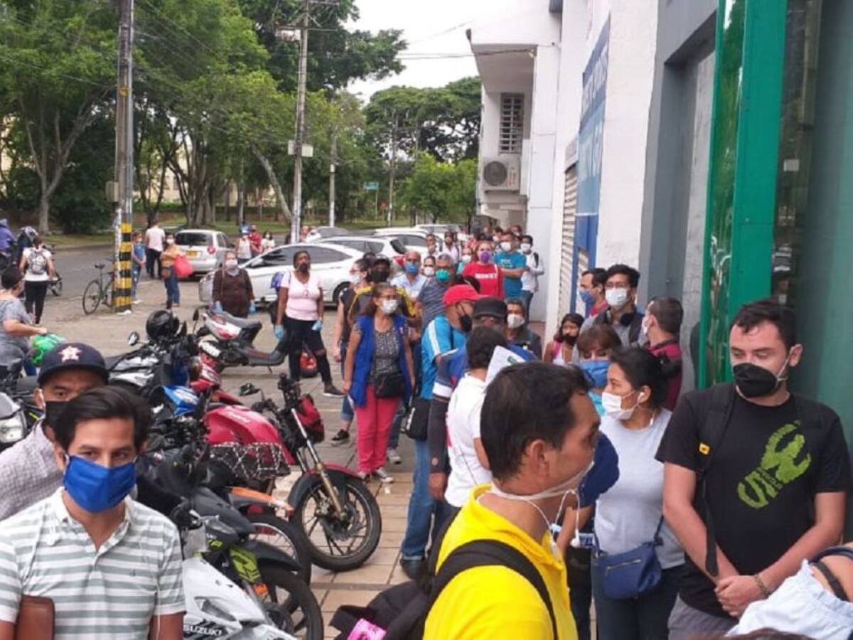Filas interminables para reclamar medicamentos