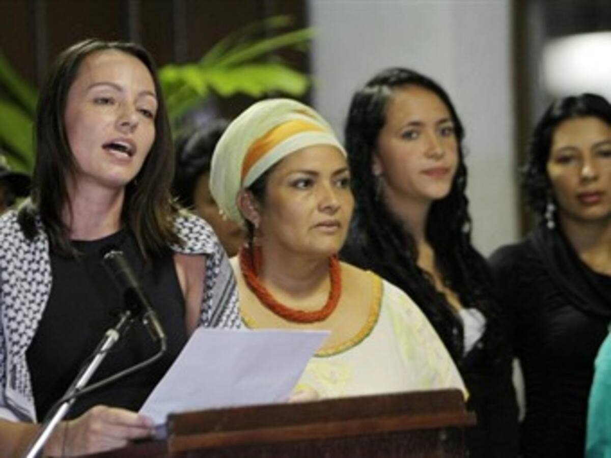 Centro Democrático pide expulsar a holandesa Tanja de diálogos de paz