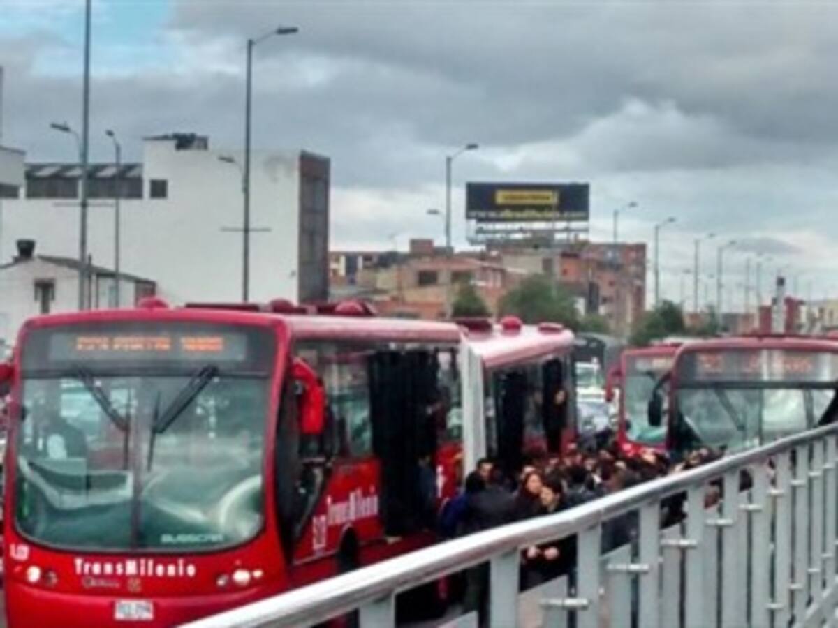 Un articulado de Transmilenio se partió en la estación de Marsella