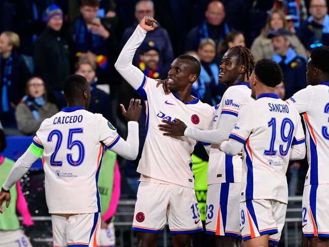 STOCKHOLM (Sweden), 01/05/2025.- Chelsea's Nicolas Jackson (C) celebrates with his teammates after scoring the 0-4 goal during the UEFA Europa Conference League semi-final first leg soccer match between between Djurgardens IF and Chelsea FC in Stockholm, Sweden, 01 May 2025. (Suecia, Estocolmo) EFE/EPA/Jonas Ekstromer SWEDEN OUT