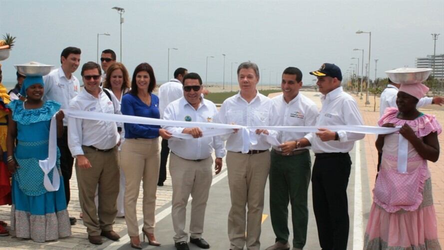 El presidente Juan Manuel Santos, el vicepresidente Germán Vargas Lleras y la ministra de transporte, Natalia Abello inauguraron el anillo vial y el túnel de Crespo. Foto: Prensa Presidencia