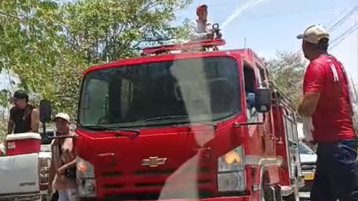 Polémica en Tolima por uso de carro de bomberos en fiestas, mientras hay 23 incendios activos
