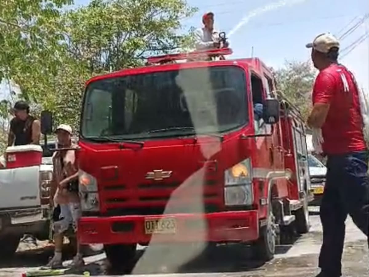 Polémica en Tolima por uso de carro de bomberos en fiestas, mientras hay 23 incendios activos