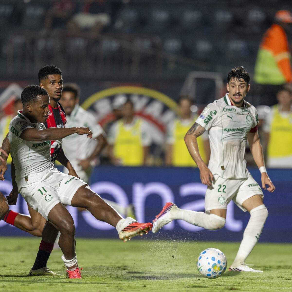 Jhon Arias brilló con gol y asistencia en abultado triunfo del Palmeiras sobre Vitória en Liga