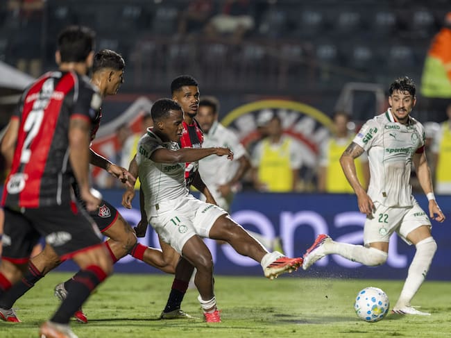 Jhon Arias brilló con gol y asistencia en abultado triunfo del Palmeiras sobre Vitória en Liga. (Photo by Richard Callis/Sports Press Photo/Getty Images)