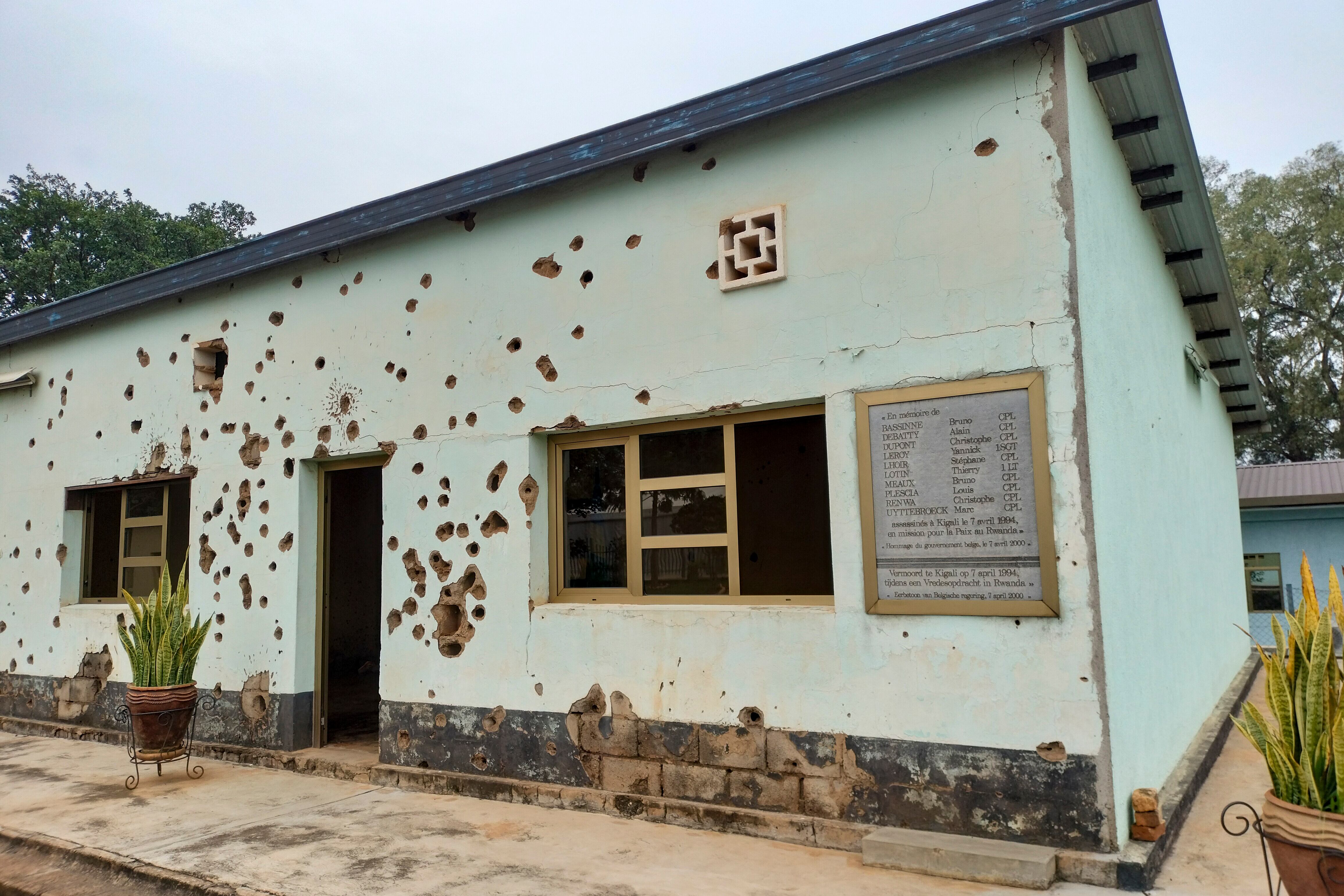 Barracón de Camp Kigali, una base militar del centro de la capital de Ruanda, donde cuatro cascos azules belgas de la Misión de Asistencia de la ONU para Ruanda (UNAMIR) fueron asesinados al instante por soldados del Gobierno extremista hutu el 7 de julio de 1994, día de inicio de genocidio. Otros seis cascos azules se atrincheraron en el barracón, pero corrieron la misma suerte. Si hay algo llamativo en Kigali son las calles impolutas que surcan un sinfín de colinas con rascacielos emergentes, una fachada moderna y atractiva capaz de coexistir con los vestigios de uno de los peores genocidios de la historia, del que este domingo se cumplen 30 años. EFE/ P.A.F.