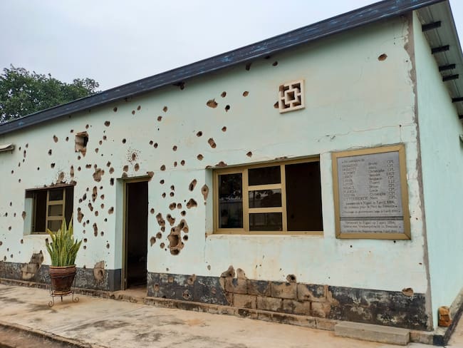 KIGALI (RUANDA), 01/04/2024.-Barracón de Camp Kigali, una base militar del centro de la capital de Ruanda, donde cuatro cuatro cascos azules belgas de la Misión de Asistencia de la ONU para Ruanda (UNAMIR) fueron asesinados al instante por soldados del Gobierno extremista hutu el 7 de julio de 1994, día de inicio de genocidio. Otros seis cascos azules se atrincheraron en el barracón, pero corrieron la misma suerte. Si hay algo llamativo en Kigali son las calles impolutas que surcan un sinfín de colinas con rascacielos emergentes, una fachada moderna y atractiva capaz de coexistir con los vestigios de uno de los peores genocidios de la historia, del que el próximo domingo se cumplen 30 años. EFE/ P.A.F.