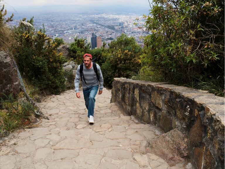 Hombre subiendo Monserrate solo en un día despejado (Getty Images)