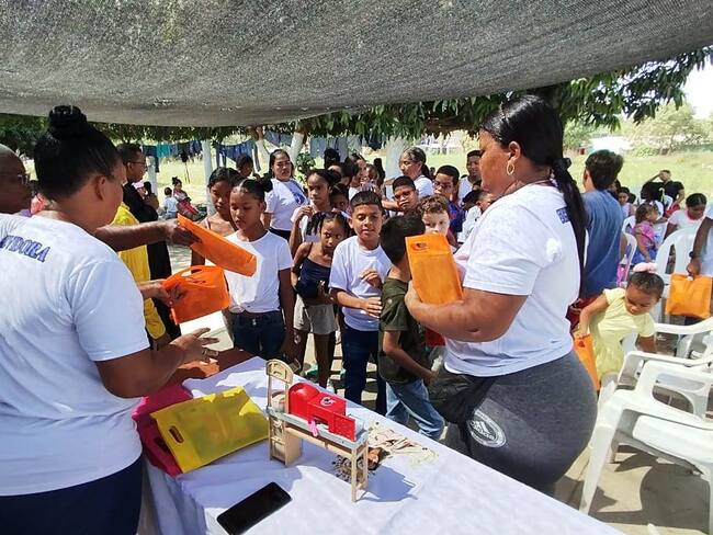 Niños vulnerables y de escasos recursos del Bicentenario recibieron 300 kits escolares