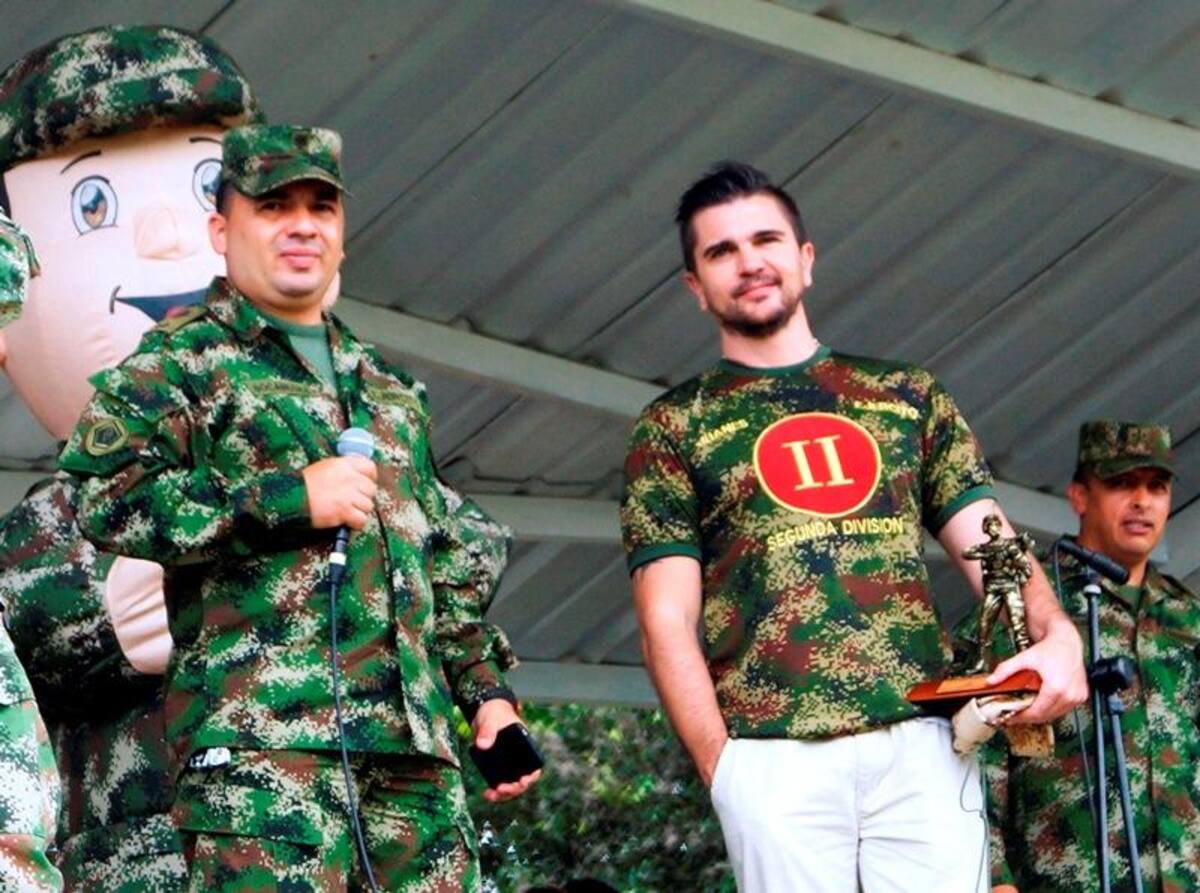 Durante el evento, integrantes de la Policía, el Esmad y el Ejército recibieron con emoción a Juanes, le prepararon una presentación musical con vallenato y otra con un Michael Jackson del batallón "Coronel Francisco José de Caldas".