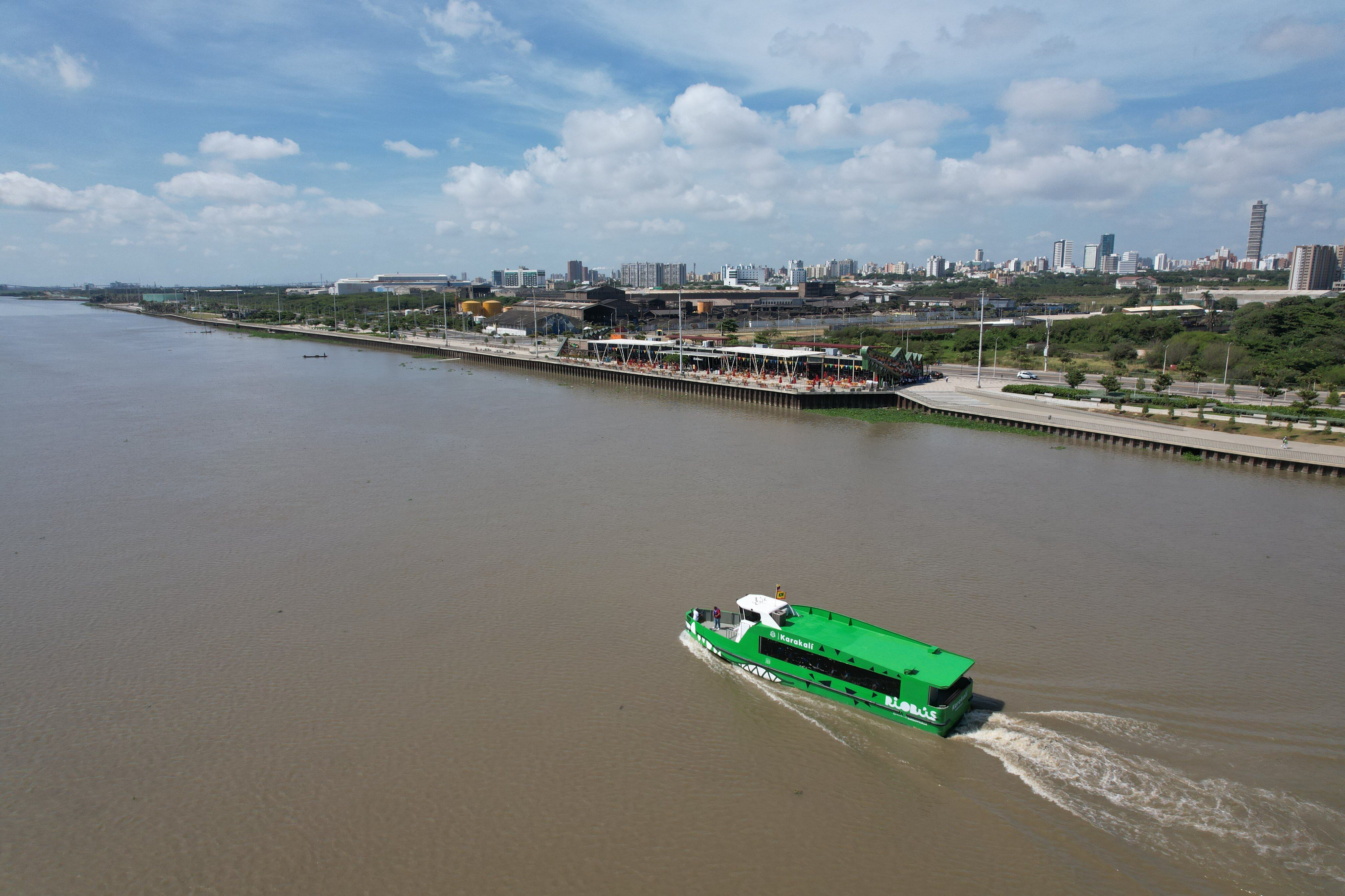 Ríobus Karakalí de Barranquilla por el río Magdalena