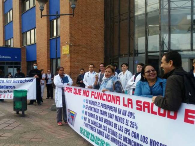 Trabajadores del Hospital de Kennedy protestan por nivelación de salarios