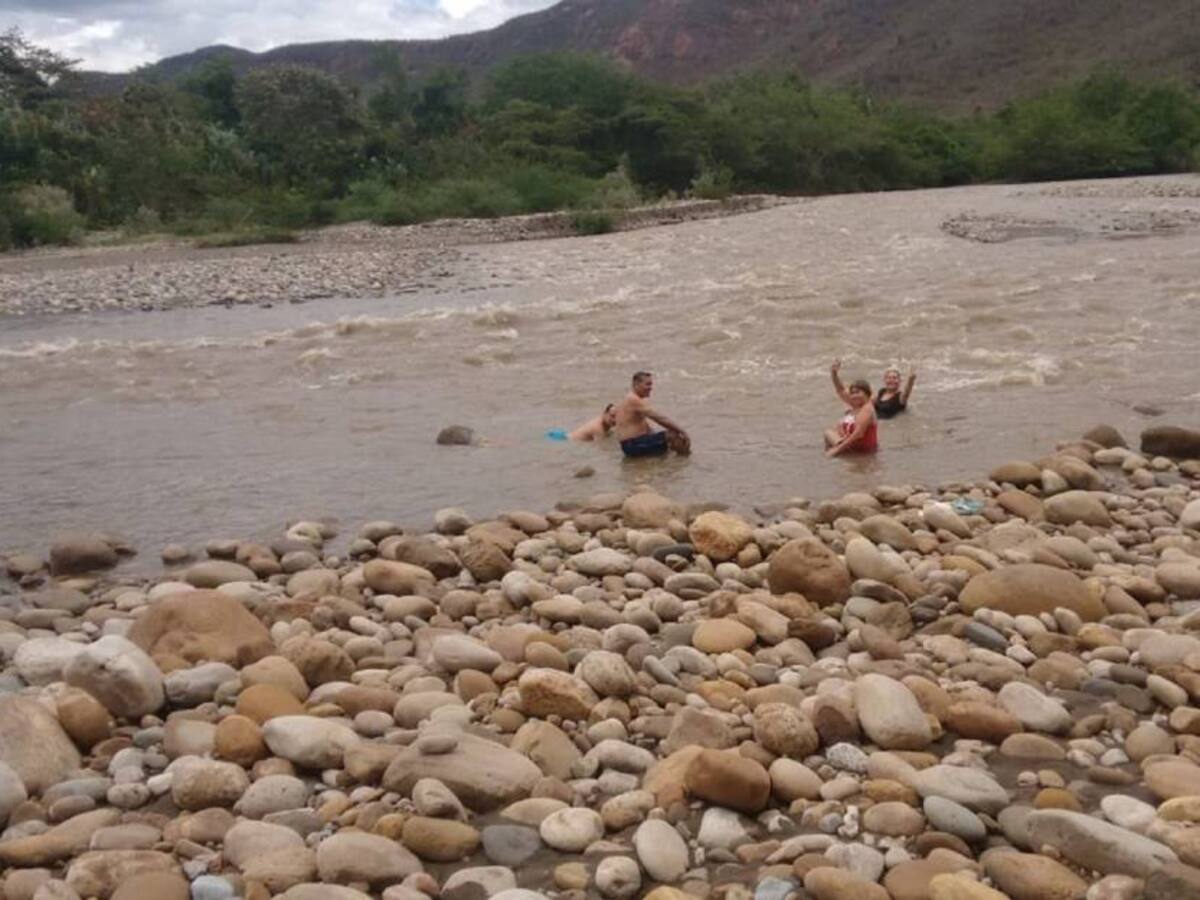 Cuatro jóvenes se salvaron de morir arrasados por el río Cabrera en Baraya, Huila