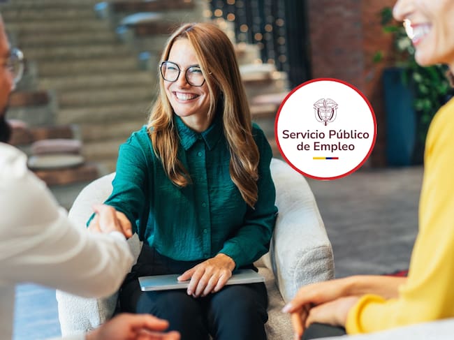 De fondo: Personas estechándose la mano, ambos mostrando su felicidad (Crédito Getty Images) / Ligeramente a la derecha: Logo del Servicio Público de Empleo (Crédito: Servicio Público de Empleo)