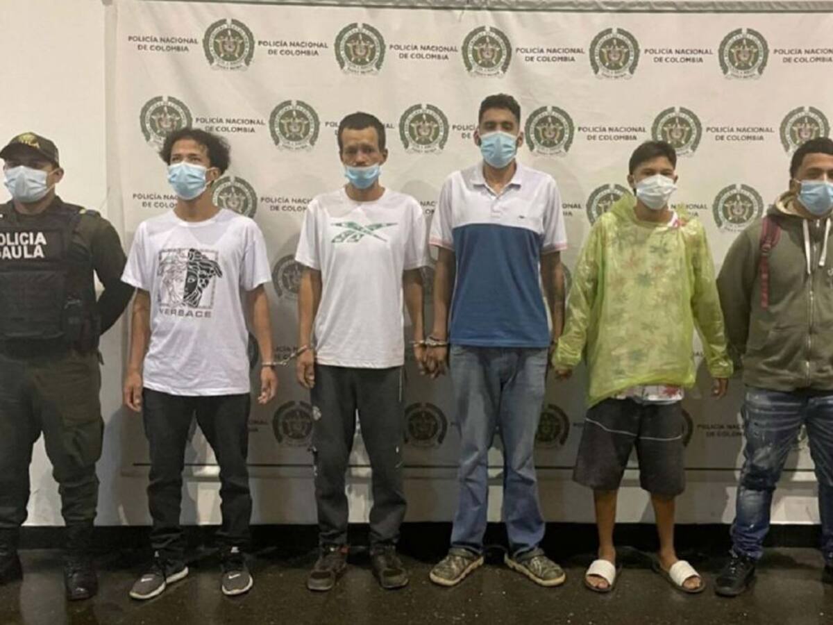 Una familia fue obligada a desplazarse y la policía le ayudo en el trasteo