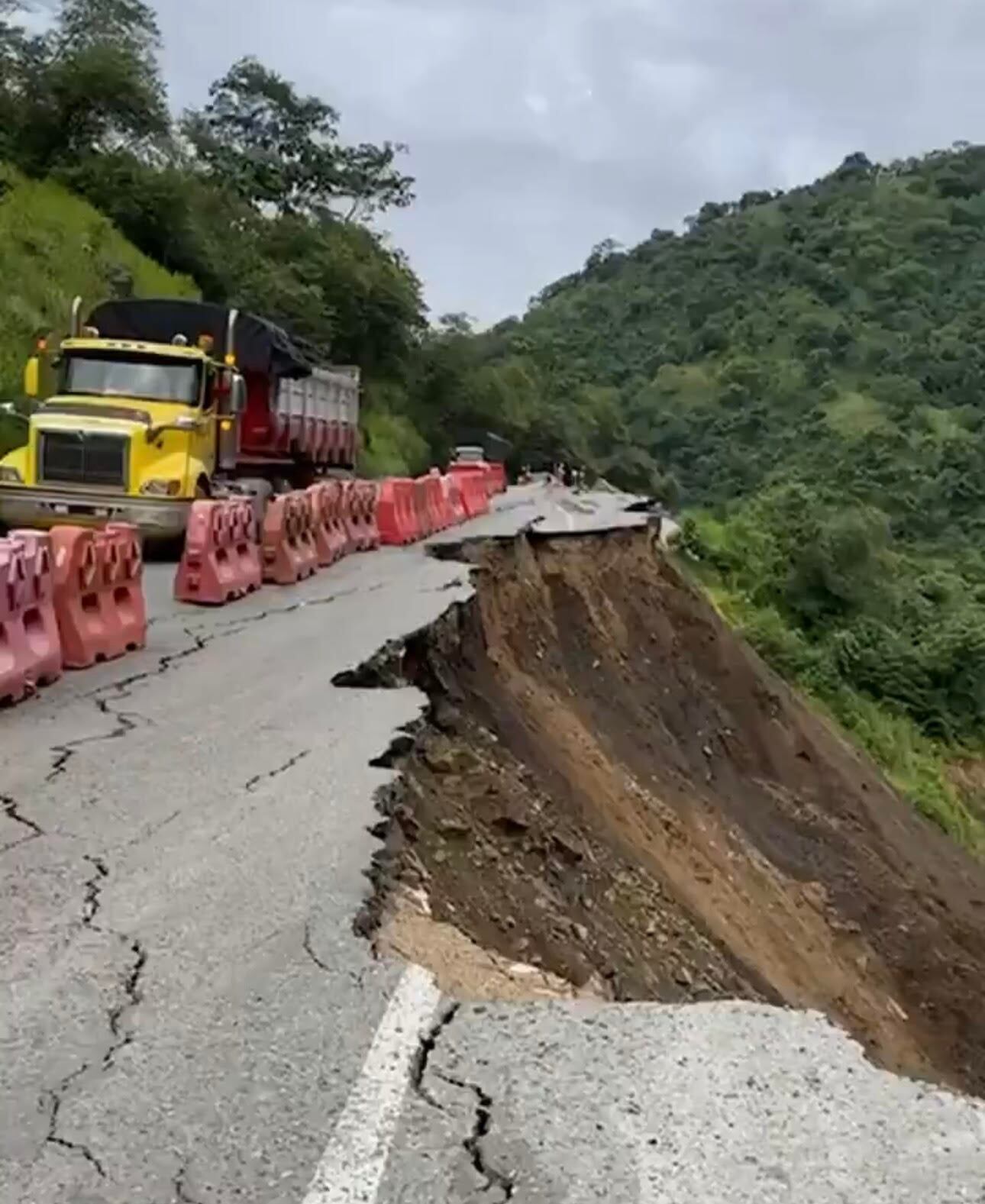La vía fue cerrada indefinidamente por pérdida de la banca. Foto: Cortesía.