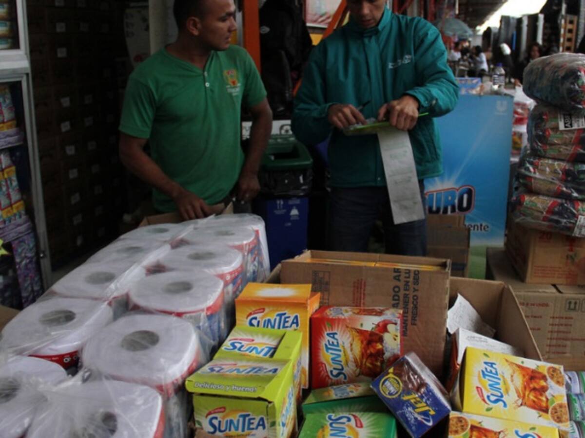 Cruce de sables en el escenario de las tiendas de descuento en Colombia