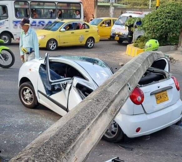 Colapsa poste de electricidad sobre un vehículo