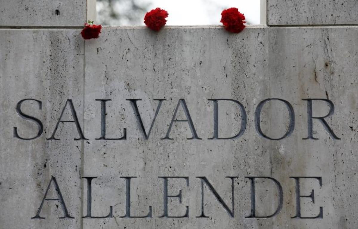 Visita de familiares al mausoleo del presidente salvador allende en Santiago de chile