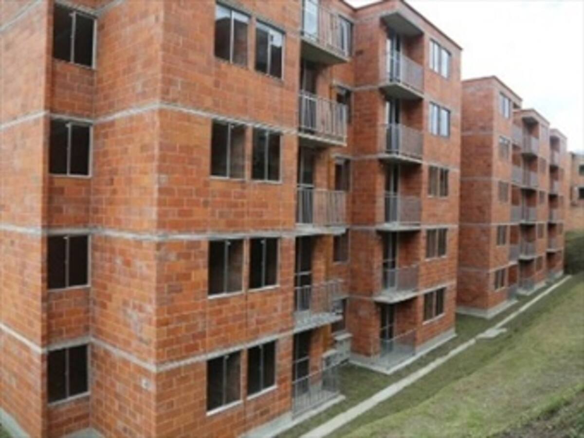 Denuncian incumplimiento de diputada Ángela Cano a 220 familias de Medellín