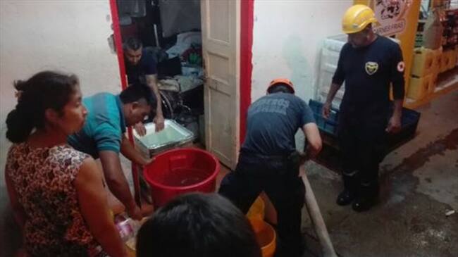 Bomberos de Popayán apoyan labores humanitarias en Mocoa. Foto: Bomberos de Popayán