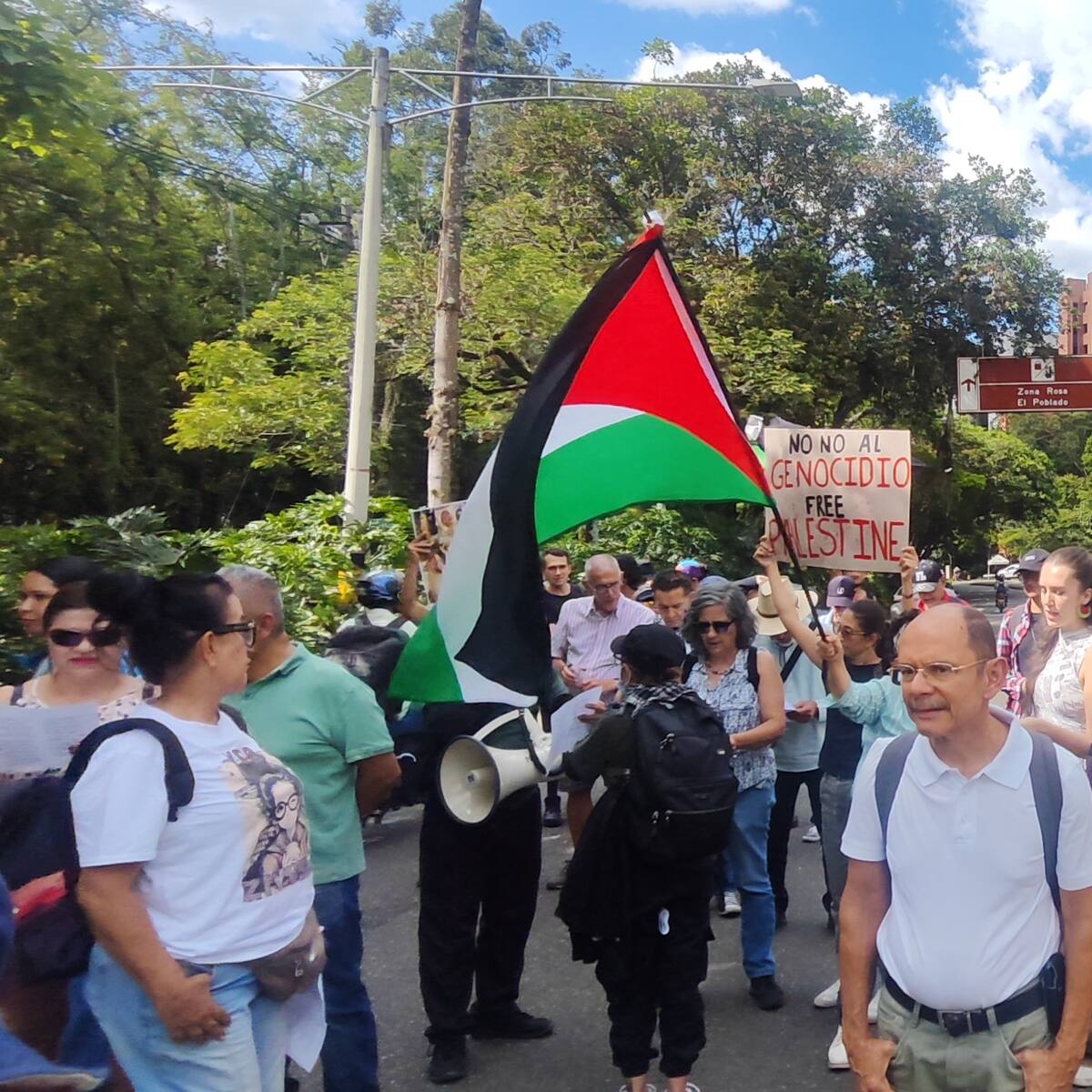 Un grupo de personas pro-Palestina protestó en la sede de la ANDI en Medellín
