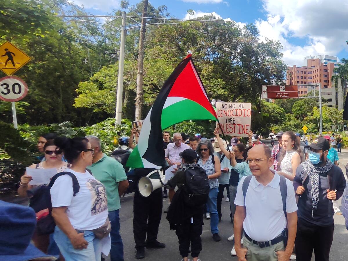 Un grupo de personas pro-Palestina protestó en la sede de la ANDI en Medellín