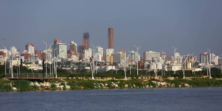 Panorámica de la ciudad de Barranquilla desde el Río Magdalena.