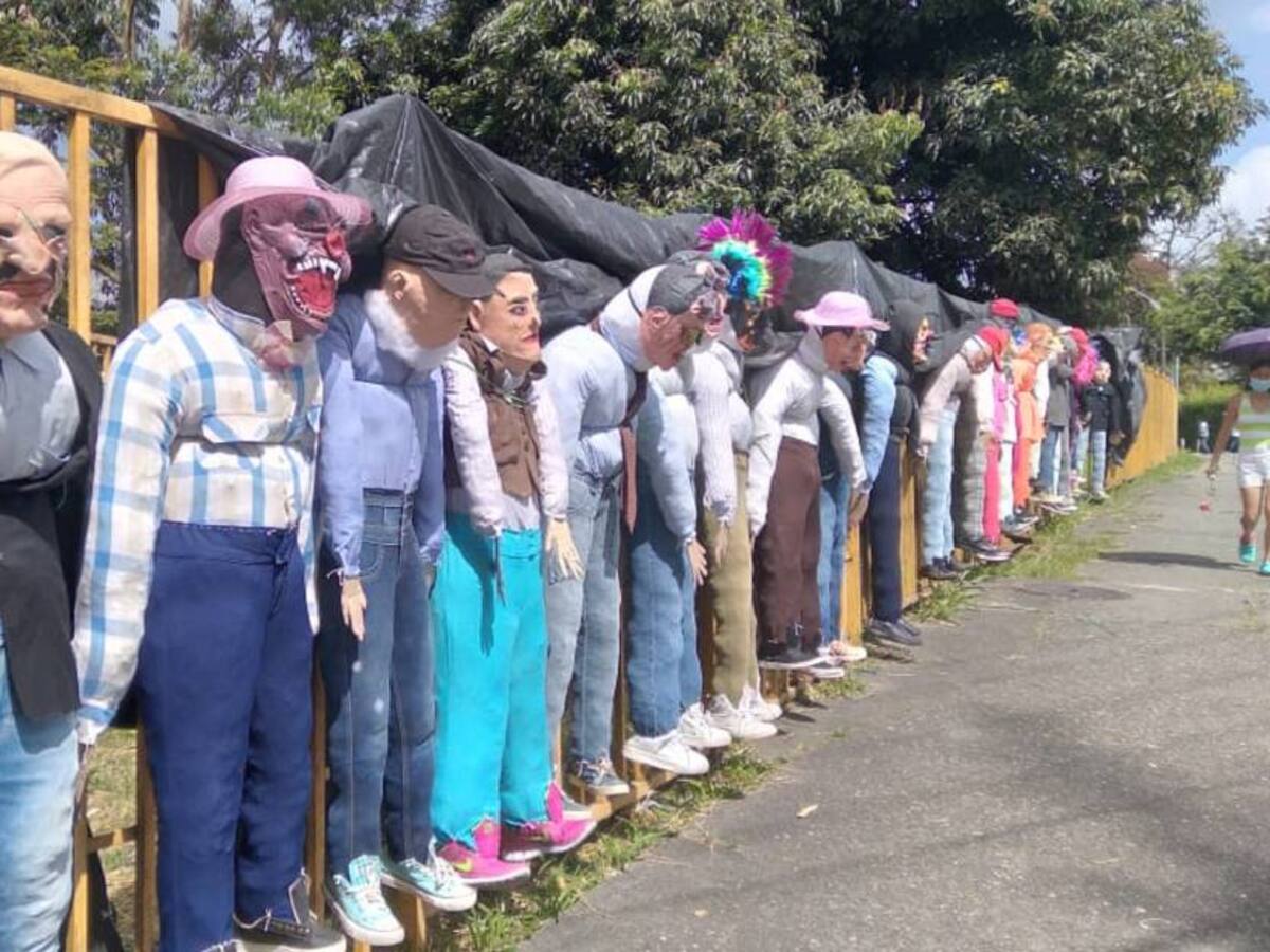 Reactivación de venta del tradicional muñeco de año viejo en Armenia