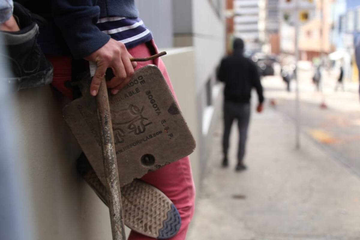 Vándalo aprovecha los enfrentamientos para robar tapa de acueducto. 