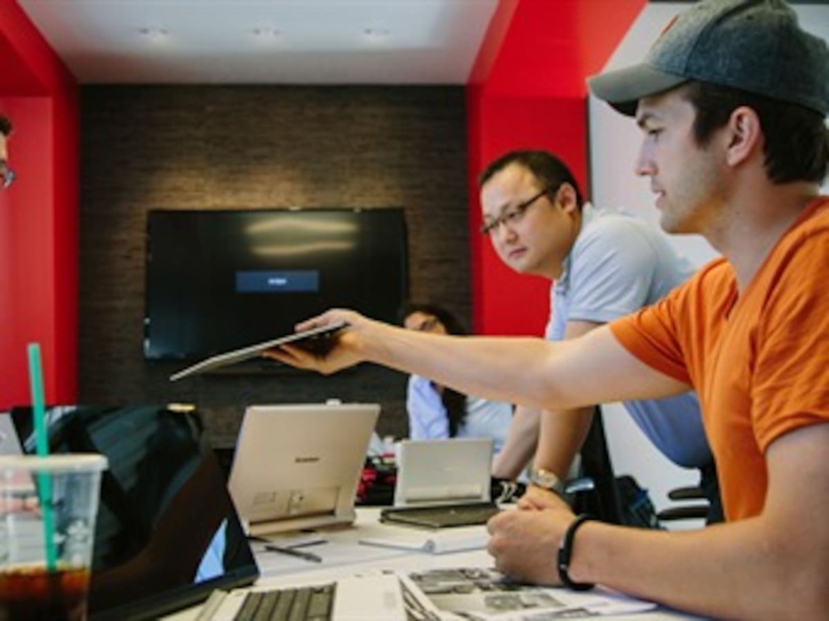 Ashton Kutcher presenta la nueva Yoga Tablet 2 Pro