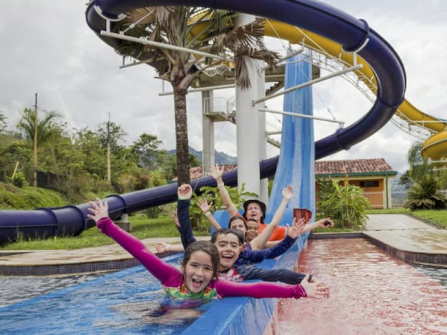 En Andes, El Ecoparque Mario Aramburo Restrepo ofrece un destino ideal para acampar y disfrutar al máximo sus piscinas y toboganes. Viva un día acuático y en la noche una experiencia diferente de camping para contar historias, reírse y compartir al aire libre con su familia o amigos. Este parque cuenta con una capacidad de 400 personas.
