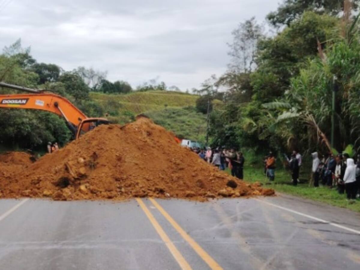 Comunidades indígenas protestan en la vía Panamericana entre Popayán y Cali