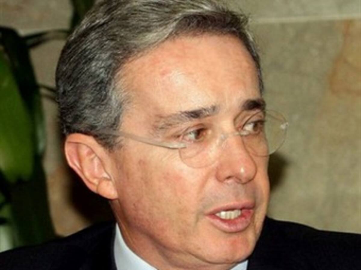 Abogado de Petro responsabilizó al expresidente Uribe por poner en riesgo su seguridad