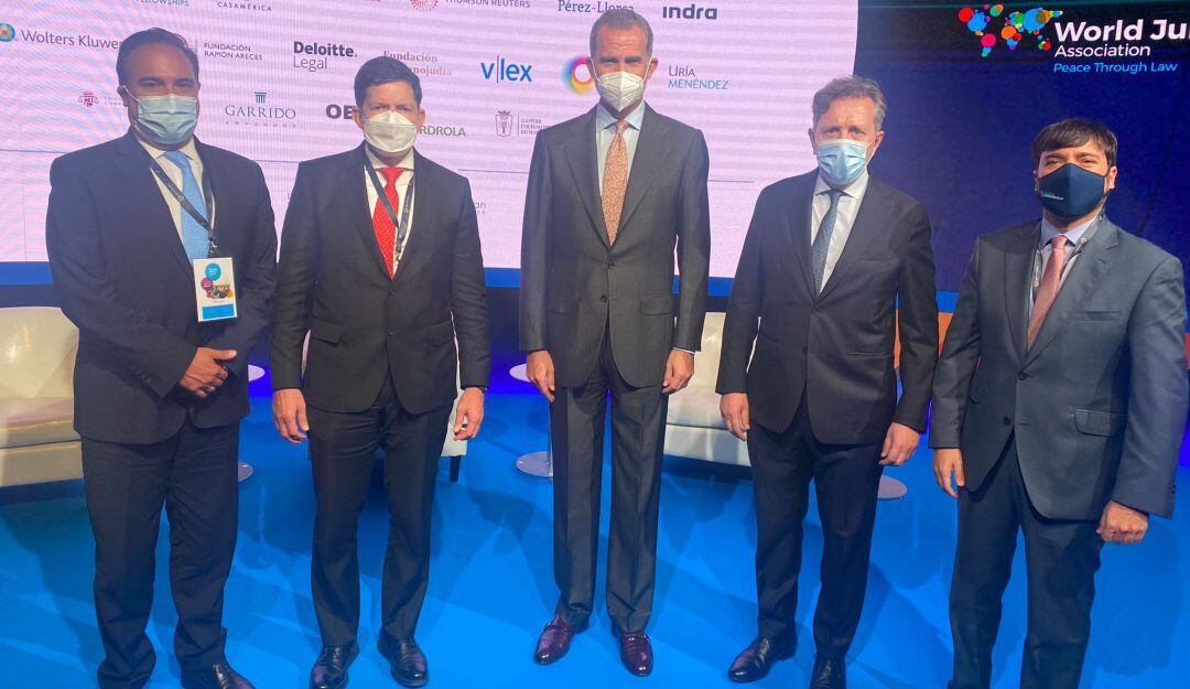 El rey Felipe VI con el alcalde de Barranquilla, el ministro de Justicia y el embajador de Colombia en España.