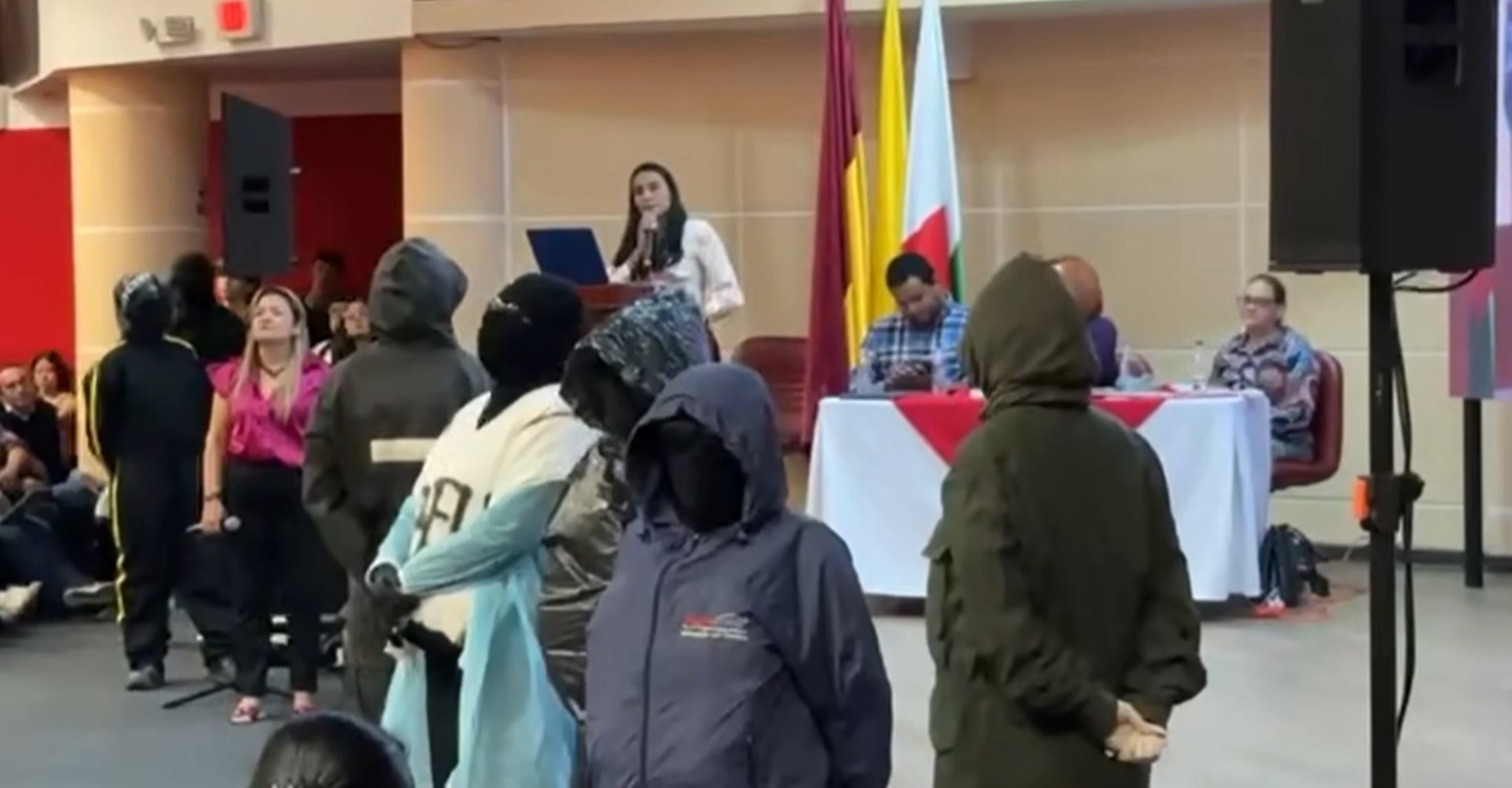 Encapuchados en la sede de la U.T.