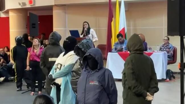 Encapuchados en la sede de la U.T.