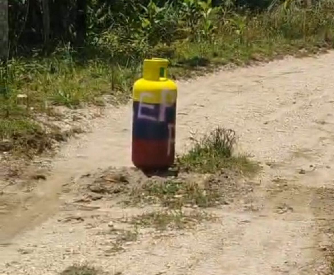 Cilindro bomba instalado por el frente 36 de las disidencias de las Farc en Valdivia, Antioquia. Foto: Cortesía.