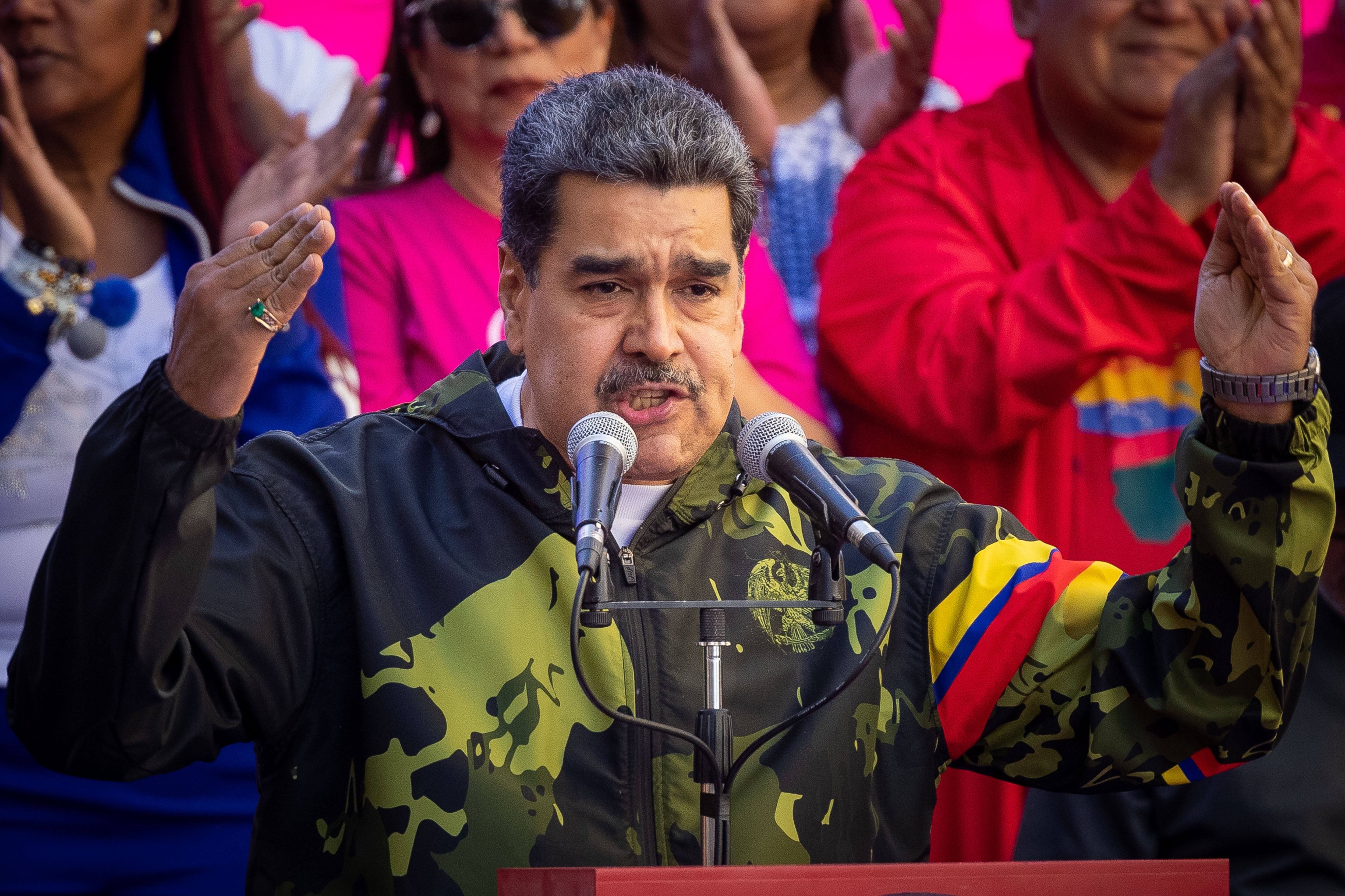-FOTODELDÍA- AME1640. CARACAS (VENEZUELA), 23/01/2024.- El presidente de Venezuela, Nicolás Maduro habla hoy, en Caracas (Venezuela). Maduro, aseguró este martes que seguirá gobernando el país "con el apoyo del pueblo", una promesa que hizo en Caracas, frente a miles de simpatizantes que corearon consignas proselitistas a favor del líder chavista, que aún no confirma si buscará una segunda reelección en las presidenciales previstas para este año. EFE/ Rayner Peña R.