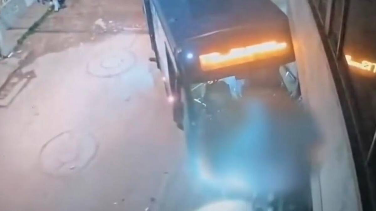 Separan de su cargo a conductor de bus que atropelló a una mujer y su hijo en Suba